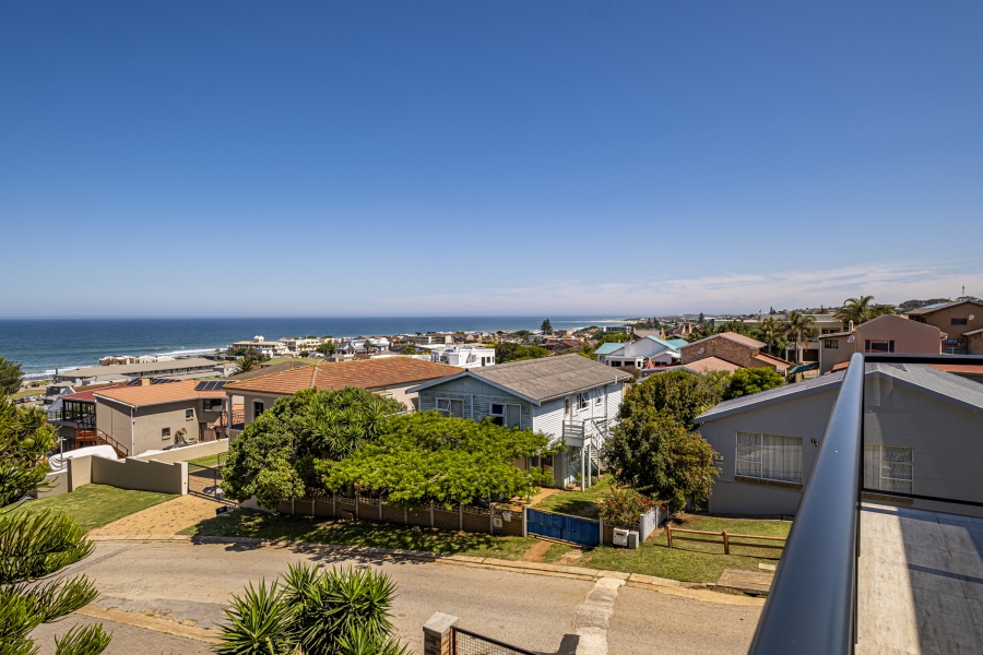 4 Bedroom Property for Sale in Wavecrest Eastern Cape